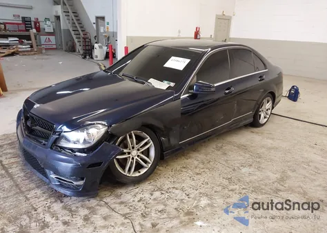 2012 Mercedes-Benz C 300 Luxury 4Matic/Sport 4Matic z USA, uszkodzony, nr VIN WDDGF8BB7CR231946